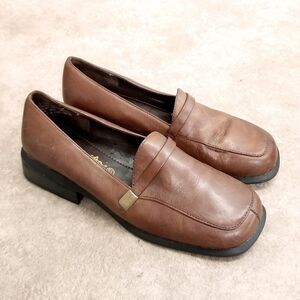 Thom McAn Womens 21302 Size 5.5 Brown Leather Slip On Loafer Low Block Heel